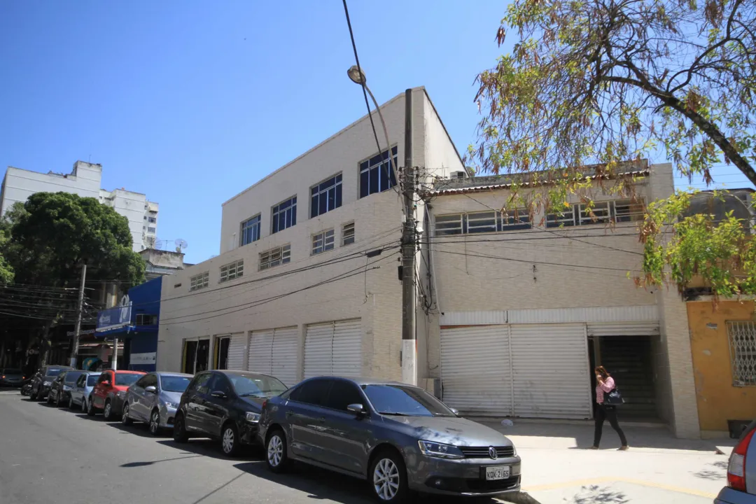 A sede do Sindicato dos Empregados no Comércio de Niterói e São Gonçalo (SEC) foi  alvejado na quinta-feira, por pelo menos seis tiros, por volta de meio-dia.