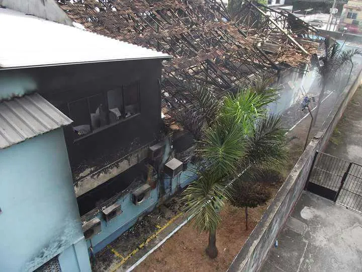 As chamas começaram por volta das 21h, e até às 3h de hoje os bombeiros ainda tentavam combatê-la