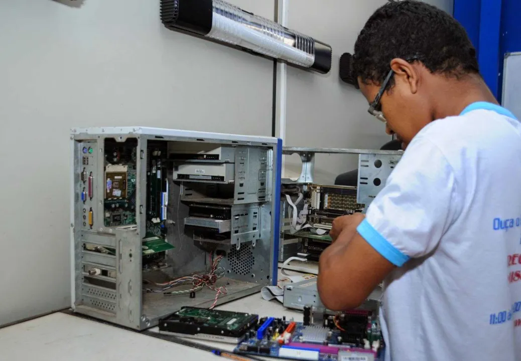  Na lista de cursos gratuitos, está o de montador de computadores