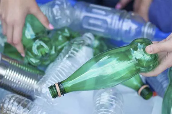 Garrafas plásticas estão entre os resíduos recicláveis