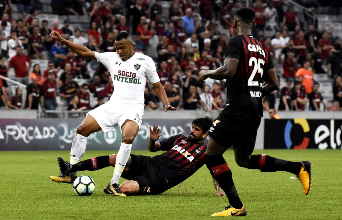Na segunda etapa, os jogadores do Fluminense deram espaço para o Atlético-PR contra-atacar