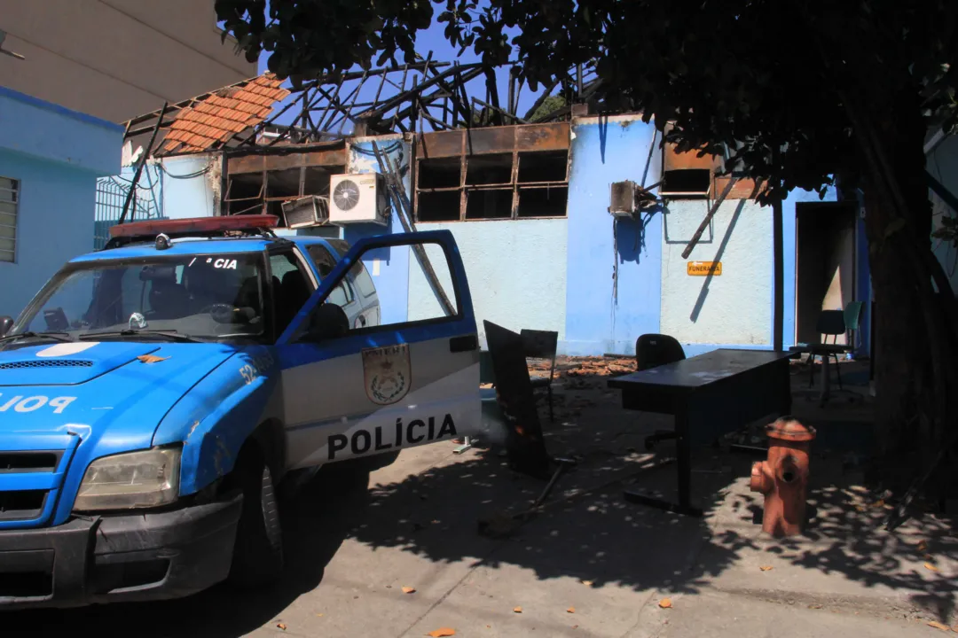 Policiais militares reforçaram a segurança nos acessos às secretarias atingidas pelas chamas