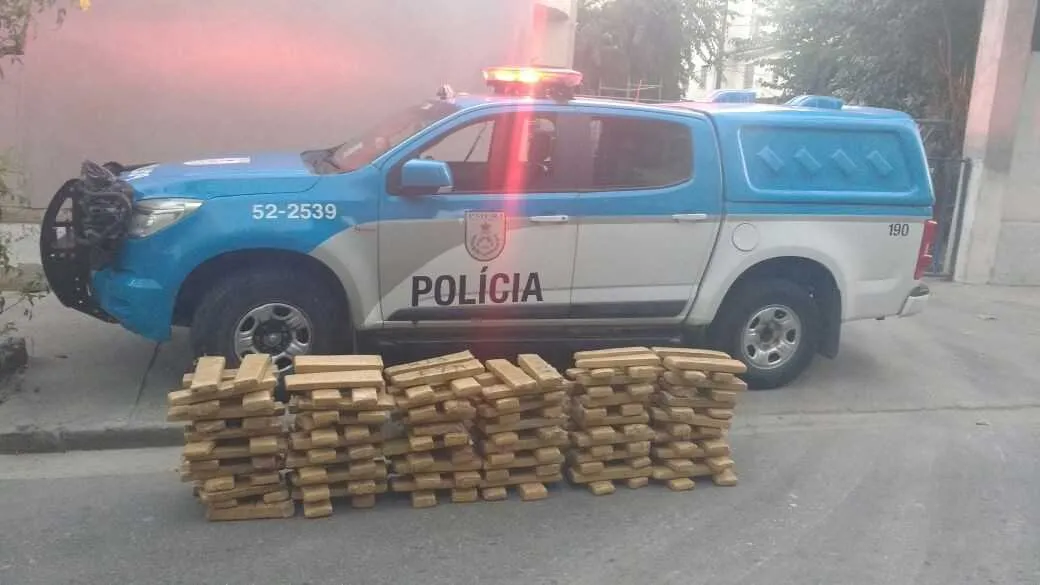 Os agentes conseguiram abordar o motorista do reboque em frente a Base Naval do Mocanguê