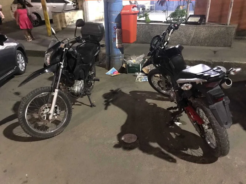 Foram apreendidas duas motocicletas, um celular, um revólver taurus calibre 38, uma carteira e documentos de uma das motos. 
