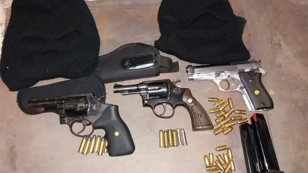 Com os suspeitos foram apreendidas armas