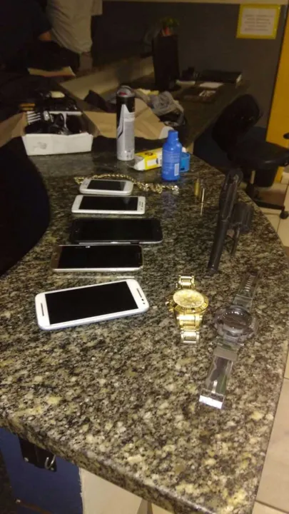 Foram apreendidos um revólver, celulares, relógios de pulso, cordão e máquinas de cortar cabelos