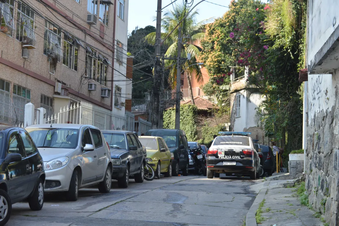 Vítima estava voltando para casa, na zona sul de Niterói, quando foi abordada por dois criminosos