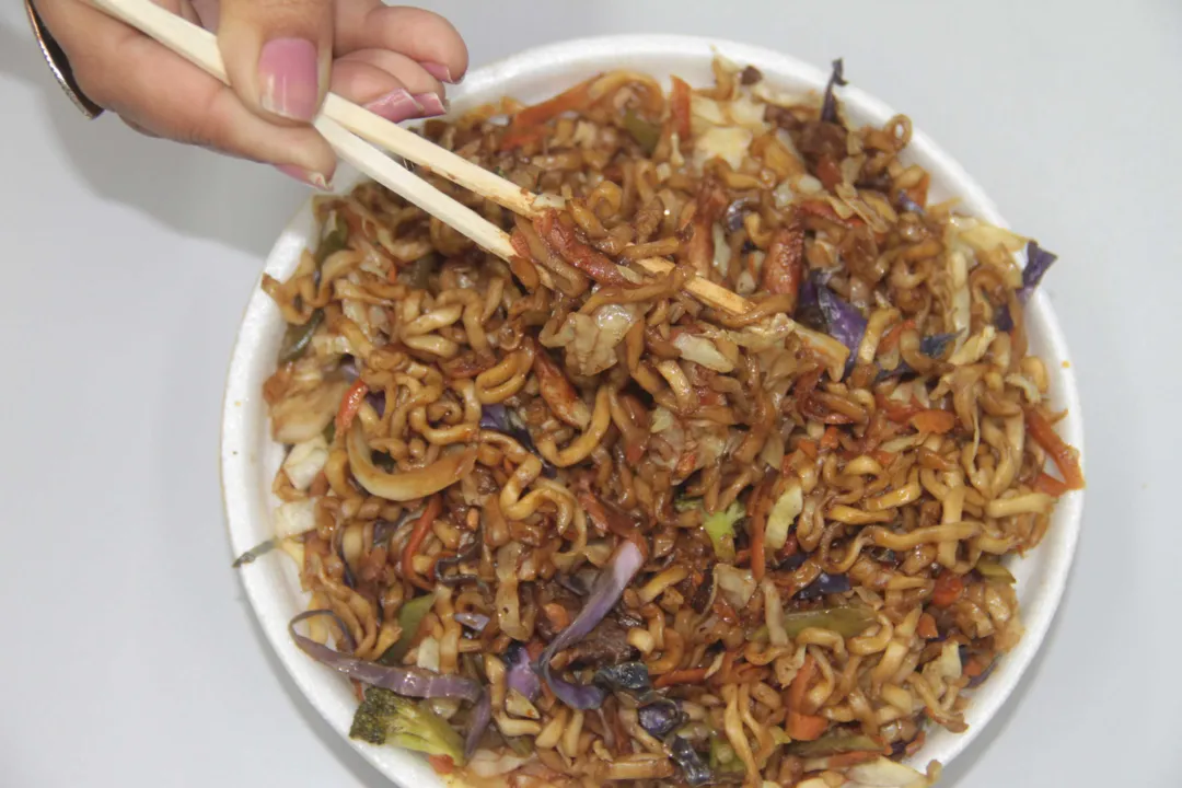  

O famoso ‘macarrão japonês’ caiu no gosto dos brasileiros e ganhou nosso toque culinário. Mas no Mundo das Massas Du Marido, o tradicional Yakisoba, ou Sõsu yakissoba – como foi batizado originalmente no Japão – ganhou muito sabor, mas se manteve bem próximo da tradicional massa internacional, com nossos ingredientes, claro!

Servido numa porção de aproximadamente 750g, o prato serve duas pessoas. O nosso estava perfeitamente envolvido no molho shoyo, com vegetais crocantes e com todas as cores preservadas.

Tempero no super agradável, e massa servida ao ponto, ainda resistente a mordida, mas com cozimento perfeito.

Outra coisa que vale ser destacado do prato é a quantidade de proteína, servida com fartura de forma que é possível comer um pedacinho de carne a cada garfada.

Além do yakisoba, servido em cinco sabores, o local ainda serve diferentes massas, com molhos e acompanhamentos a escolha do cliente. Veja mais opções em: facebook.com/du.marido