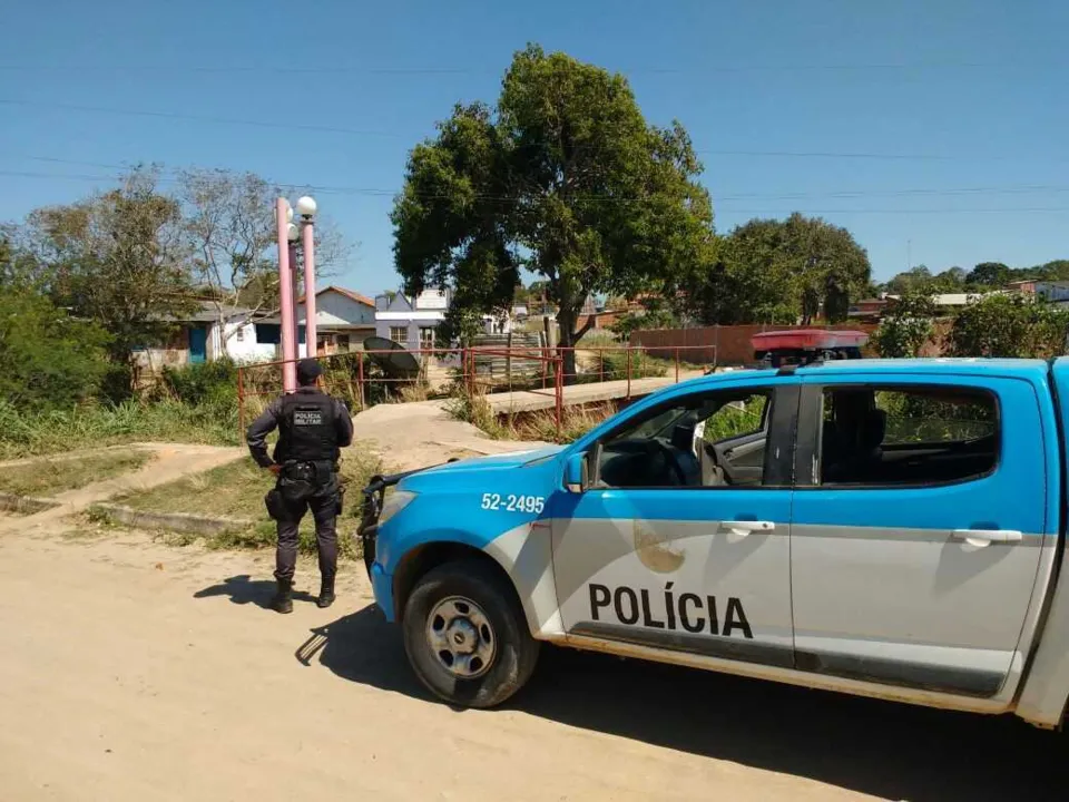 Uma das vítimas teve a casa invadida por criminosos encapuzados e foi arrastada para a rua