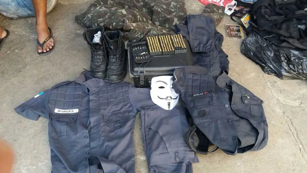 Numa casa, policiais do Serviço de Inteligência do 7ºBPM (SG) apreenderam uma farda do PM