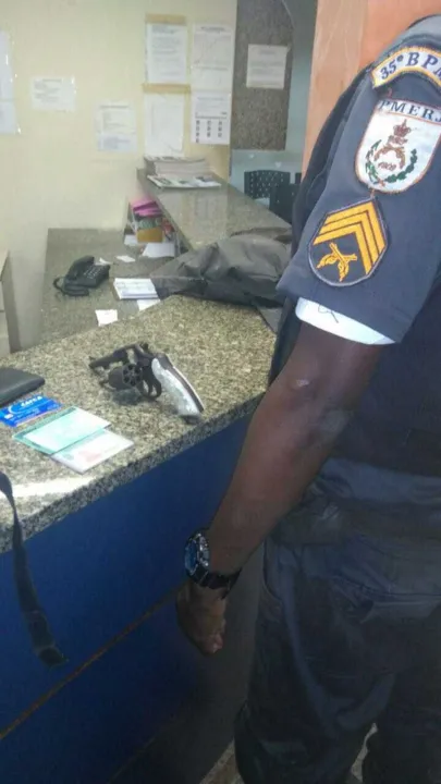 Além de recuperar a moto roubada, os PMs apreenderam um revólver calibre 38 e R$70