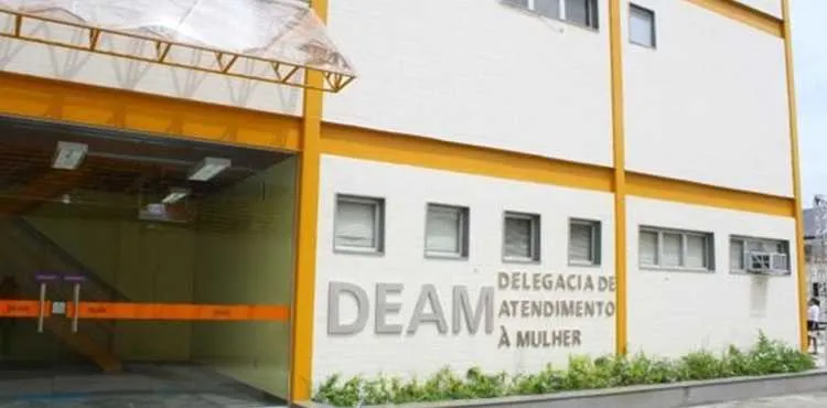 Policiais da Delegacia Especial de Atendimento à Mulher (Deam) estão à procura de acusado