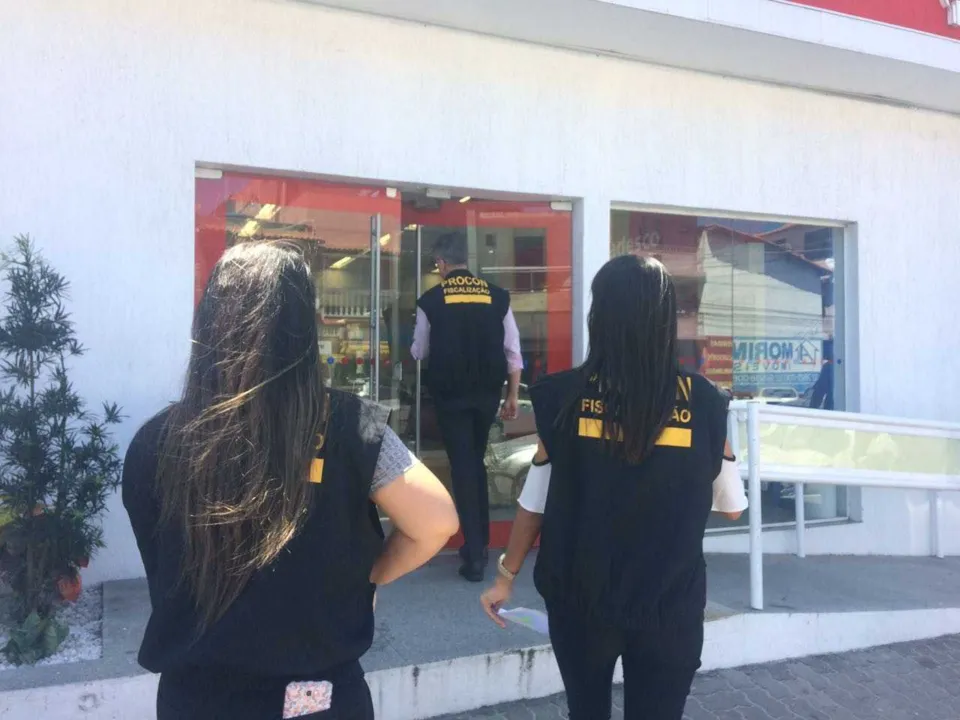 Foram encontradas irregularidades quanto a falta de placas sobre Código de Defesa do Consumidor