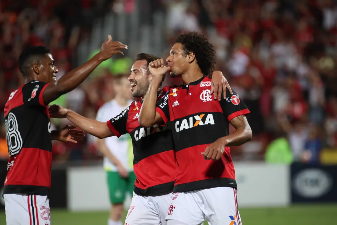 Arão recebeu o abraço dos companheiros após marcar um gol