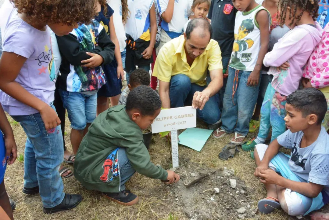 Crianças de escola municipal plantam mudas no Dia da Árvore