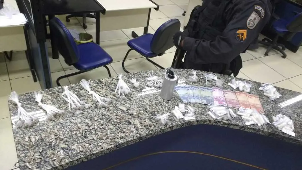 As policiais militares surpreenderam o jovem com as drogas durante patrulhamento de rotina pelo Condomínio 02.