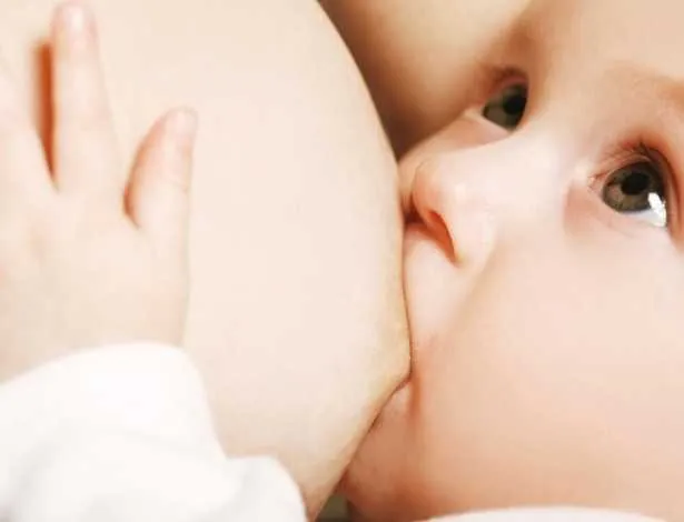Orientações médicas e as práticas vividas pelas avós dividem as mamães de primeira viagem.