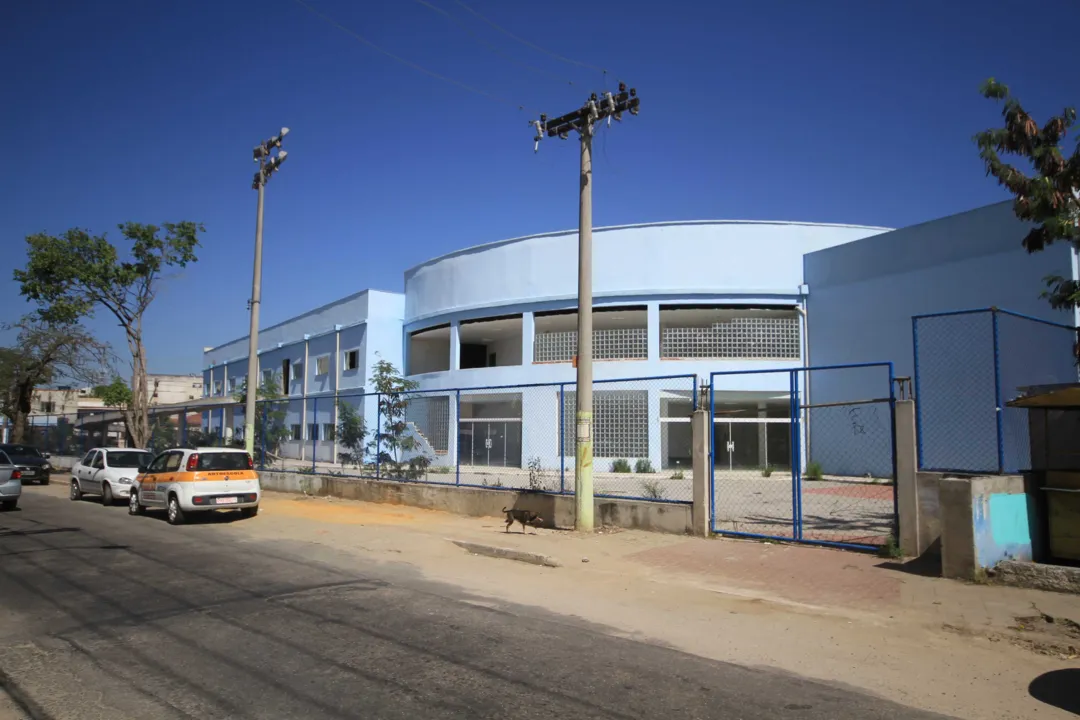 A Policlínica do Vila Três está, aparentemente, pronta. Mas espaço está abandonado enquanto os atendimentos continuam em prédio velho e alugado em Alcântara