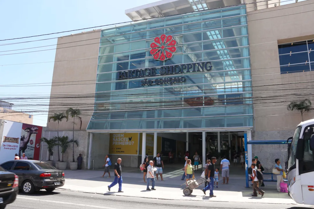 Homens que entraram no shopping seriam do Rio de Janeiro