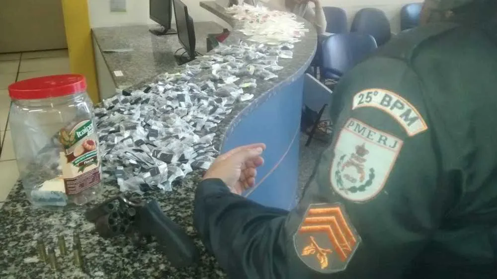 As drogas estavam escondidas dentro de um pote de biscoito .