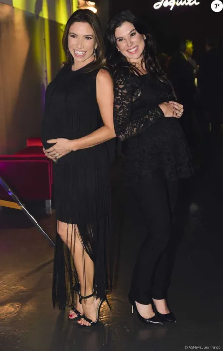 Patrícia Abravanel posta foto no Instagram com a irmã Renata, exibindo barrigas de gravidez, durante um evento da Jequiti, em São Paulo, na quarta-feira (20). "Mais meninas chegando para usar Jequiti! As gravidinhas eu e Renata", escreveu a apresentadora.
