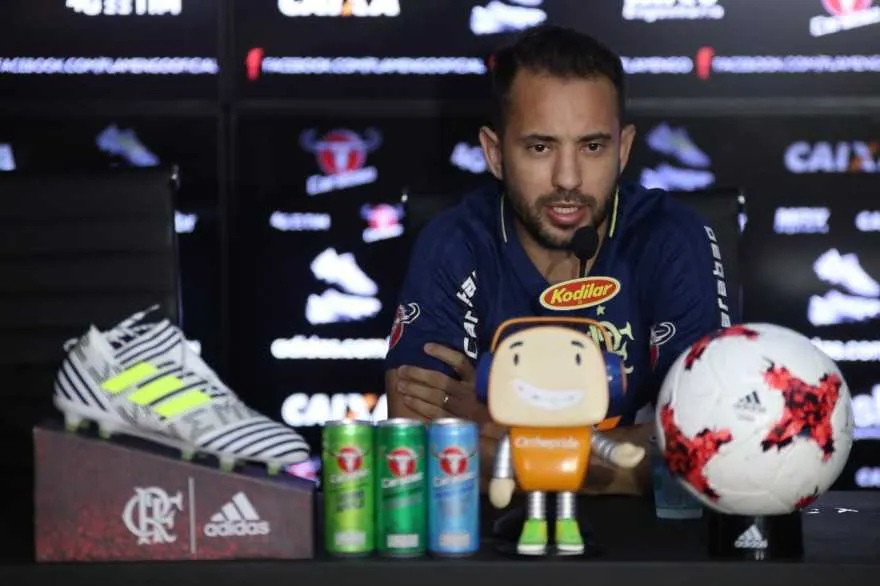  O camisa 7 do rubro-negro carioca falou com os jornalistas, ontem, após o treino no ‘Ninho’.