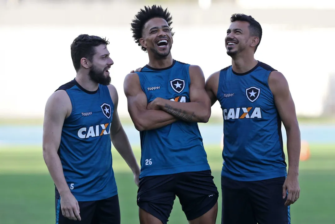  Os jogadores do Botafogo realizaram um treino animado, ontem, no campo anexo do Nilton Santos