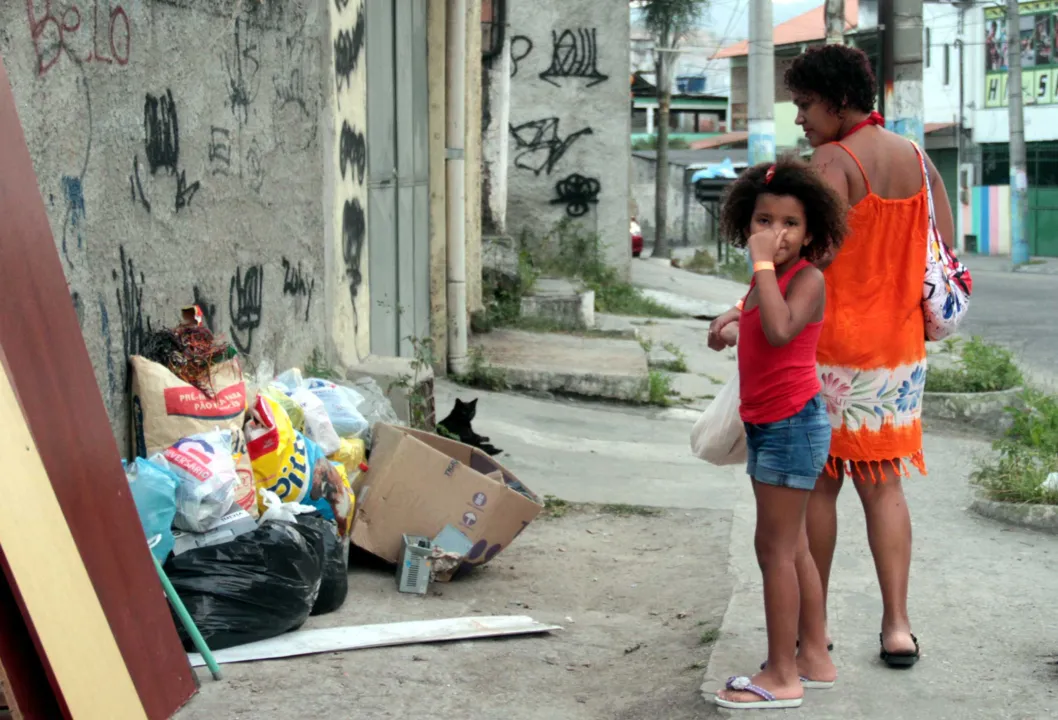 Moradores reclamam da falta de regularidade da coleta de lixo, que acumula nas ruas da cidade