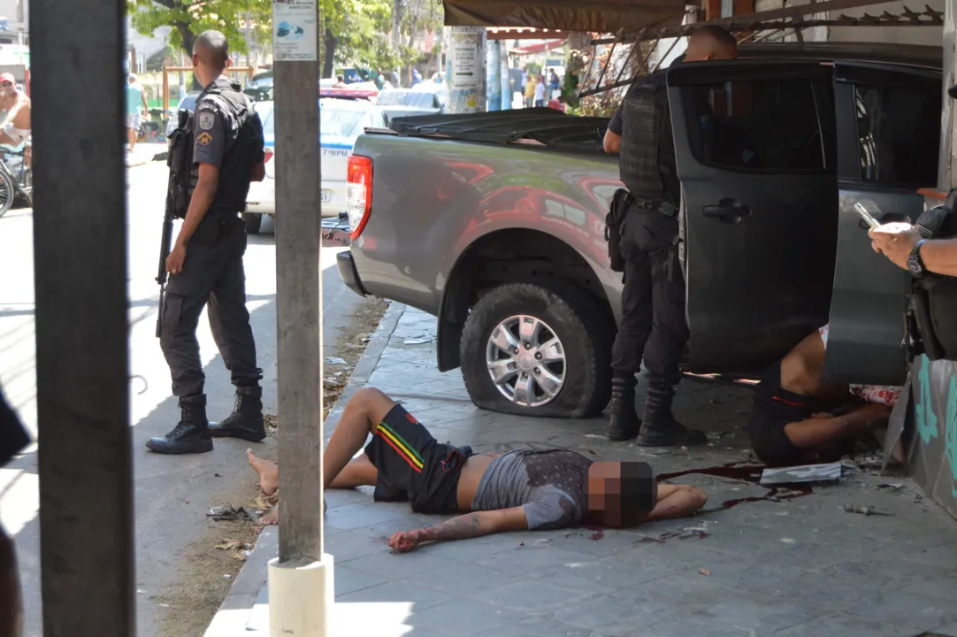 Dentro de veículo, que consta como roubado, os policiais encontraram uma réplica de fuzil.