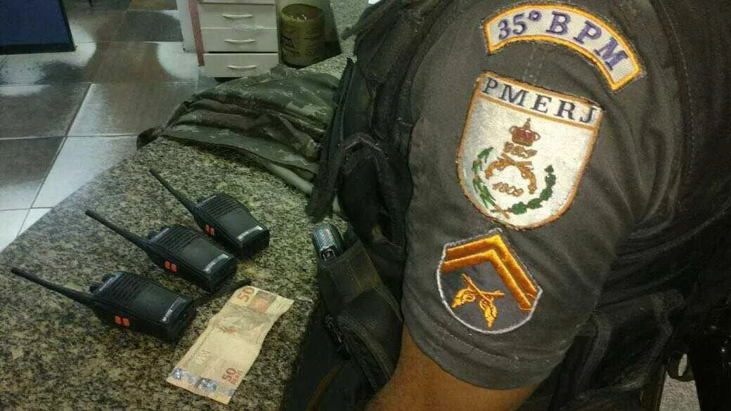 O trio com os rádios foram levados para a 71ª DP (Itaboraí)