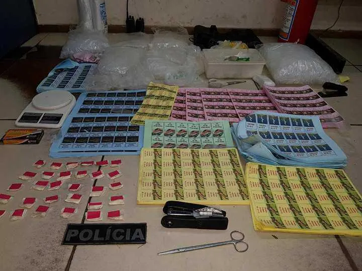 Na casa, os PMs encontraram material para embalar as drogas