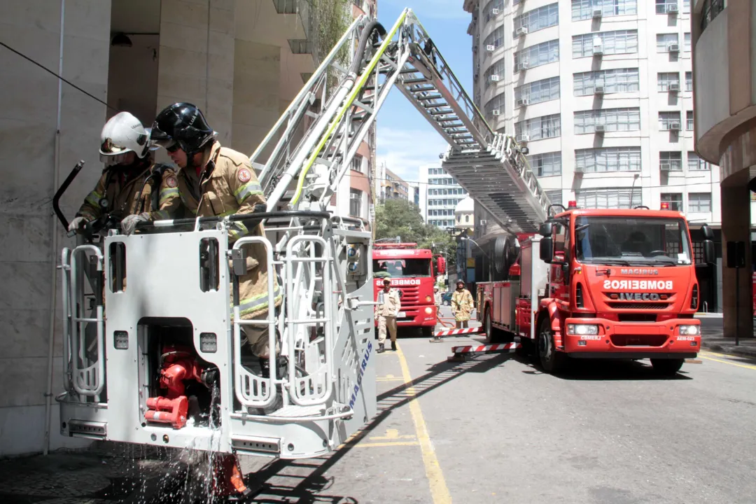 Bombeiros chegaram rápido ao local e conseguiram conter as chamas antes que elas se alastrassem 