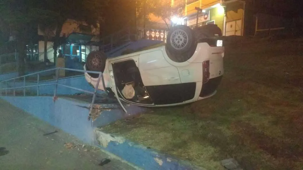 Dupla perdeu controle do carro e capotou na Rua Moreira César