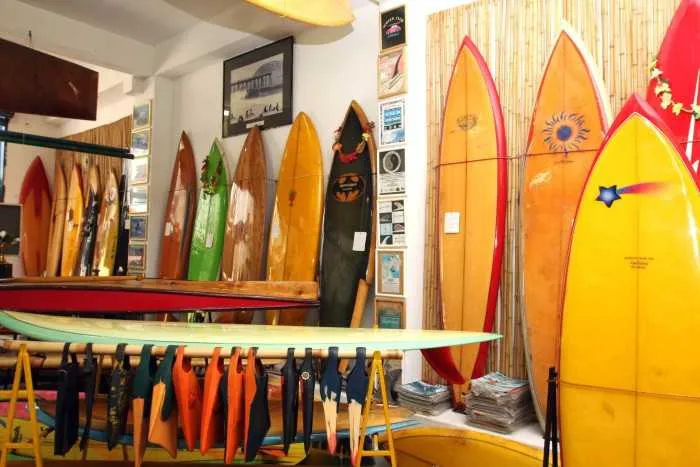 São 823 pranchas de surf, body board e long board, além filmes, documentos e miniaturas
