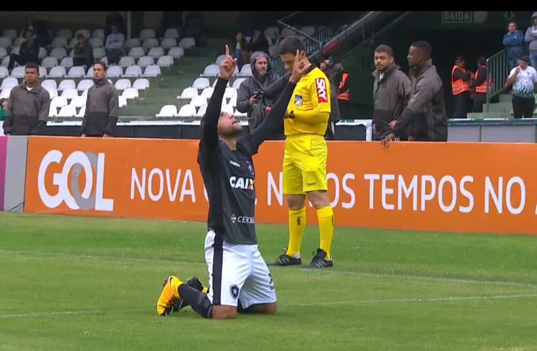 Jair apostou em Guilherme no lugar de Gilson e, logo na primeira chance, o atacante reverteu o placar