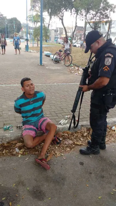 Imagem ilustrativa da imagem Rapaz é preso com drogas em ação da PM no Boa Vista em São Gonçalo