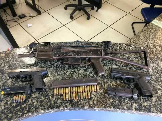 Imagem ilustrativa da imagem Homem é preso com armas dentro de casa em Cabo Frio