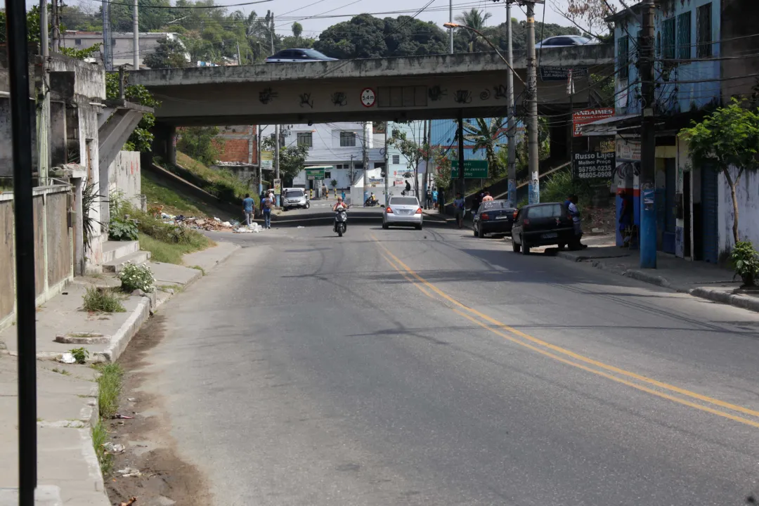 Jovens aguardavam ônibus sob o viaduto
