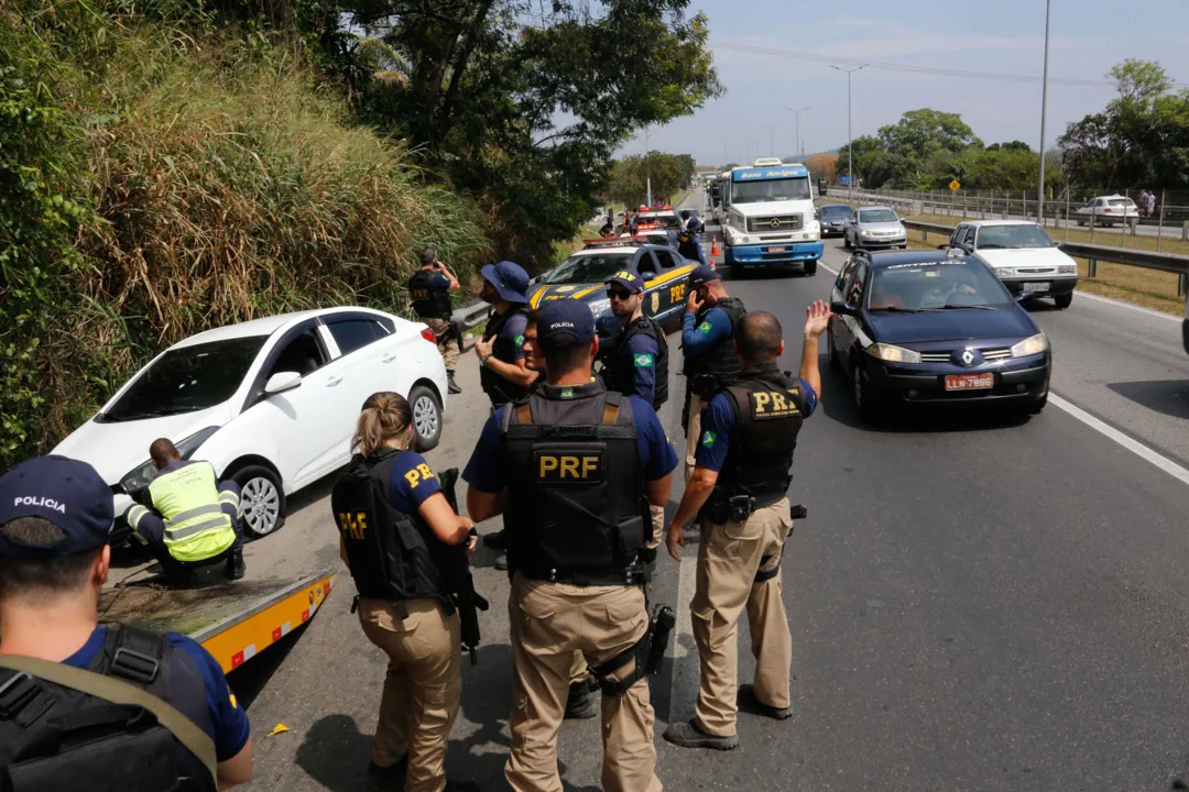 Os agentes deram ordem de parada aos suspeitos, que atiraram contra os policiais.
