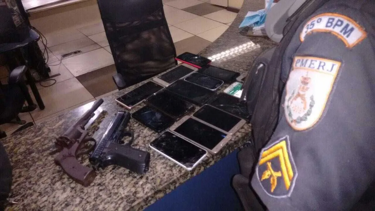 Um revólver calibre 38, um simulacro de pistola e 14 celulares foram apreendidos