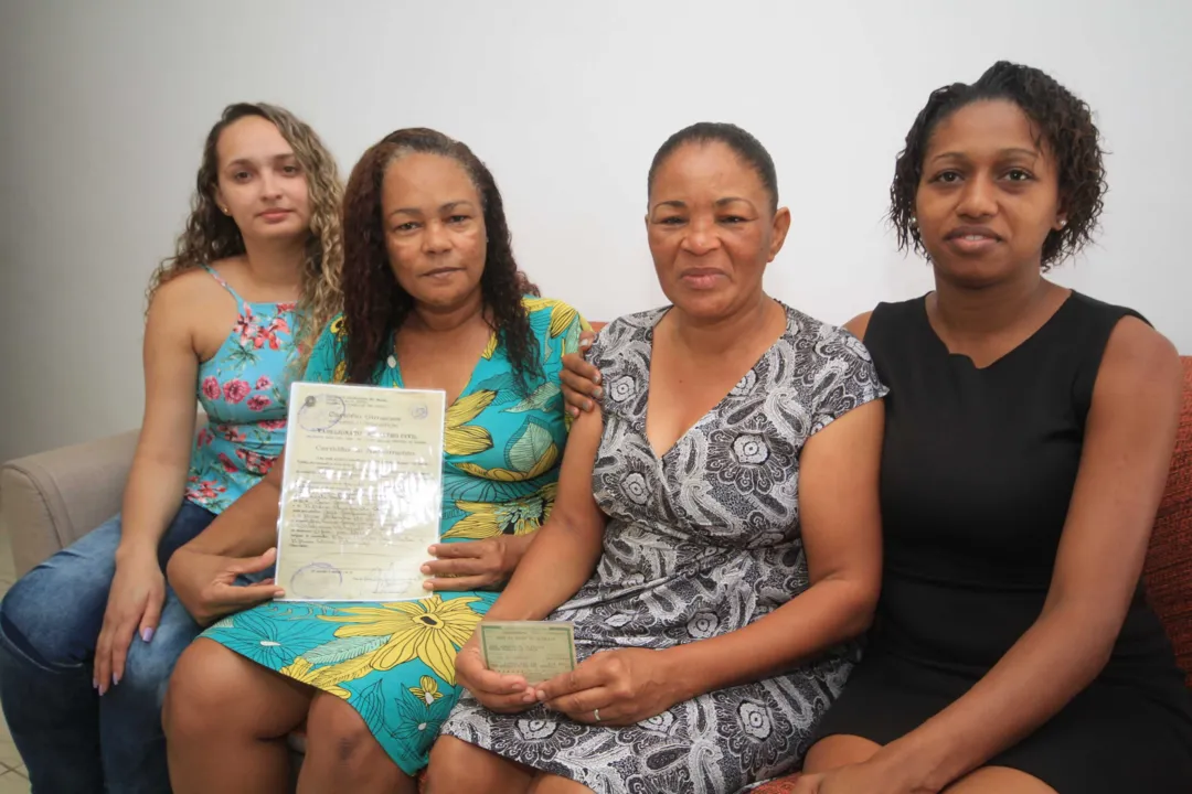 Jurema e Suzi, com as filhas Bruna e Suziete, querem reencontrar pai e conhecer sua nova família.