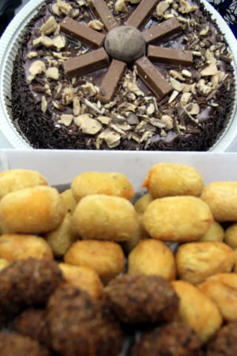 Salgadinhos que são um primor
Quem procura salgadinho saboroso de qualidade para festas, acaba de encontrar. Sequinhos, finos, variados e bem temperados, os salgadinhos da Doce Tempero, em Niterói, são um primor. Coxinha, croquete alemão, kibe, bolinha de queijo, de calabresa, de azeitona. Mas a novidade mesmo são as bolinhas de milho e de tomate seco, e o travesseirinho de alho, todos de dar água na boca. O valor do cento varia. Acima de mil unidades, o cento congelado custa R$ 25. Se quiser frito, o valor é R$ 36. A lanchonete Doce Tempero também aceita pedidos de grande quantidade e atende padarias, restaurantes e buffets.
E por falar em doce, é claro que os representantes açucarados não ficariam de fora. Para os amantes de torta doce, a lista é irresistível: ameixa, abacaxi, brigadeiro branco, beijinho, coco com ameixa, chocolate com maracujá, limão, doce de leite com coco, prestígio, entre muitos outros. O valor varia a partir de R$ 42, de acordo com o tamanho da torta. O endereço da Doce Tempero é Rua Pedro Ernesto, 11, Barreto, Niterói. O telefone é 3599-2519.