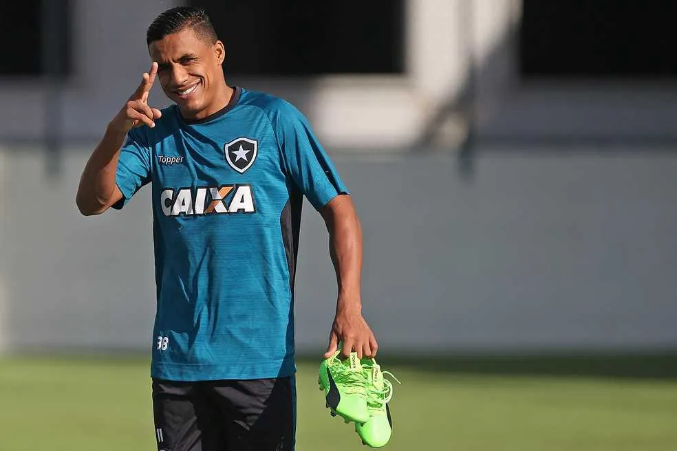 O ala direito Arnaldo é titular absoluto da equipe alvinegra