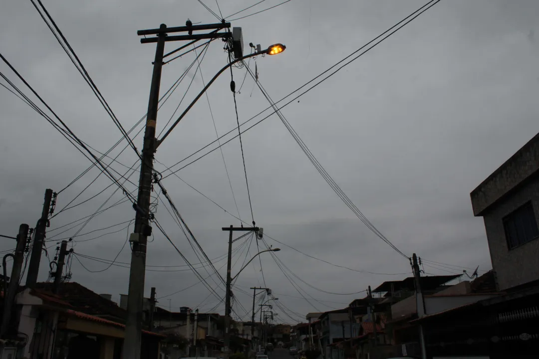 Enquanto isso, ruas como Luís Mota, estão com lâmpadas queimadas e postes sem 'braços'