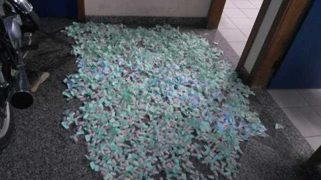Foram apreendidos pelos policiais militares 3.160 pinos de cocaína, que abasteceriam ‘bocas’.
