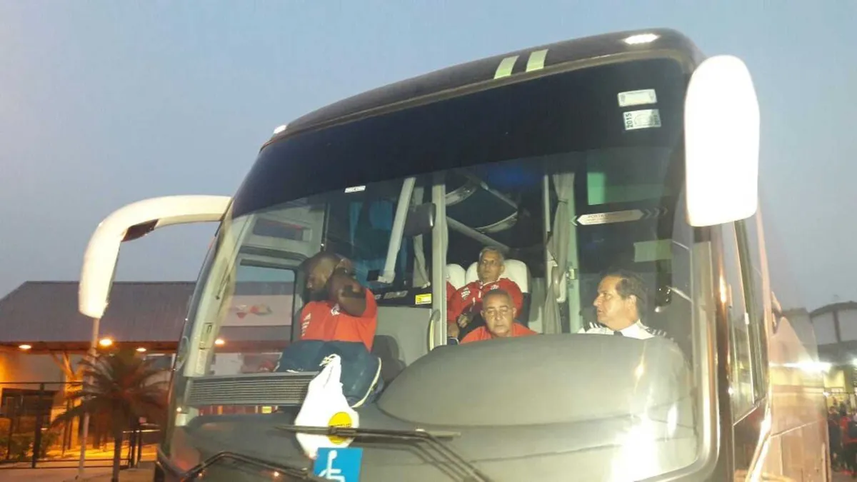 Ônibus do Flamengo deixou o aeroporto sem problemas