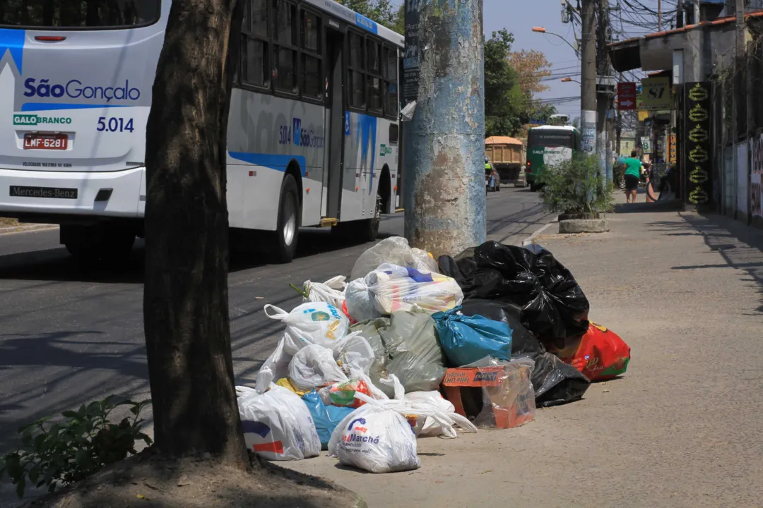 Para não ficarem com o lixo em casa, os moradores colocam os sacos nas calçadas e terrenos