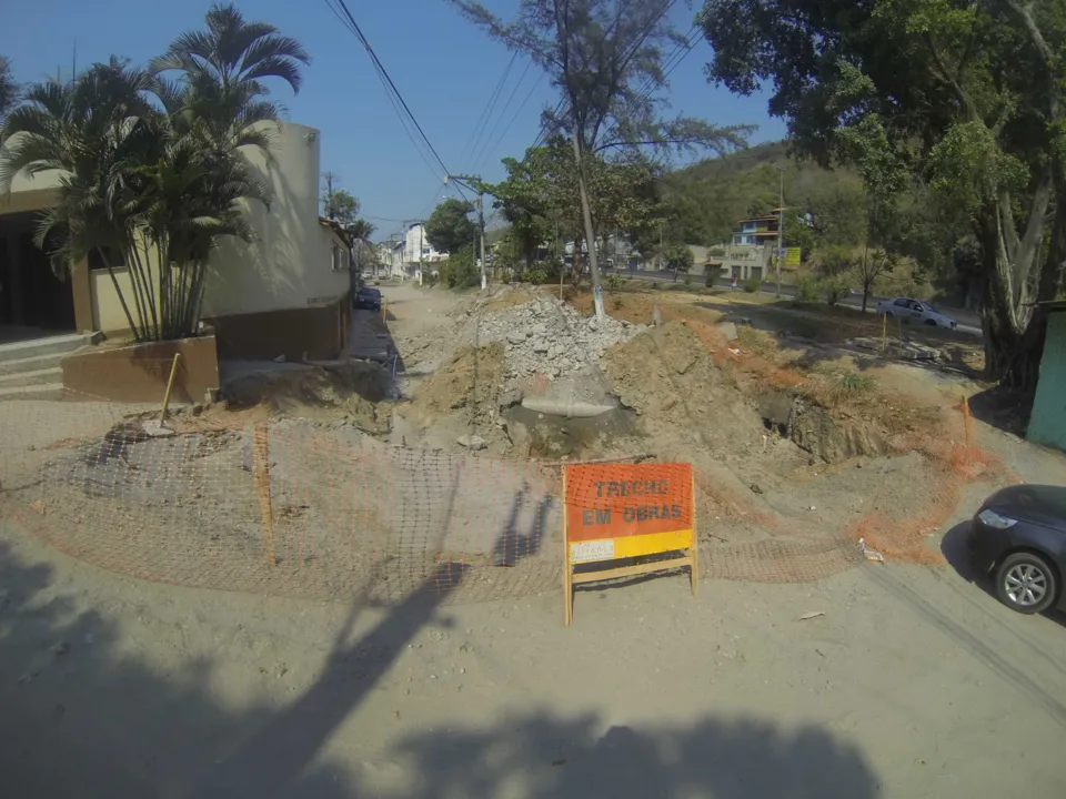 Obras de infraestrutura deixaram as ruas remexidas, sem abastecimento de água e com buraco