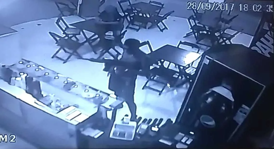 Câmeras de segurança do estabelecimento flagraram a ação dos criminosos