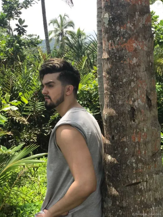 Adesão ao ‘Outubro Rosa’
Quem também apareceu de visual novo foi Luan Santana. O sertanejo participou na quinta-feira da gravação do “Caldeirão do Huck”, quando cortou o cabelo. Em tempos de Outubro Rosa, o sertanejo doou as madeixas. “É cabelinho.. Chegou sua hora meu companheiro... Agora você vai alegrar a quem realmente precisa. Luciano Huck, vamos à missão meu parceiro!”, escreveu nas redes sociais.
